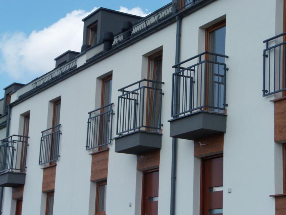 Balustrady balkonowe budynku mieszkalnego
