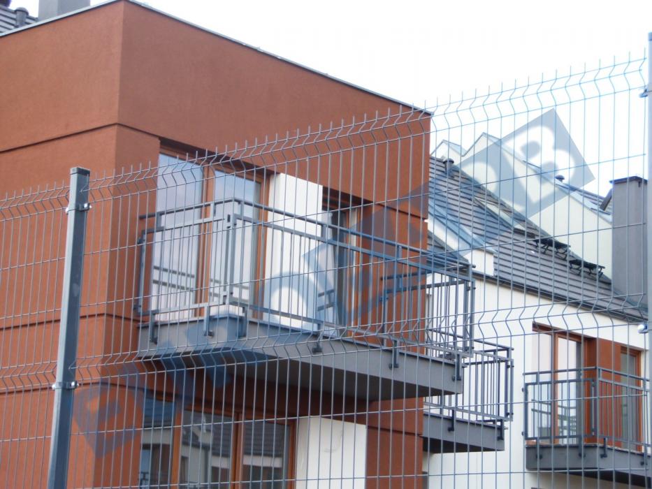 Balustrady balkonowe na elewacji