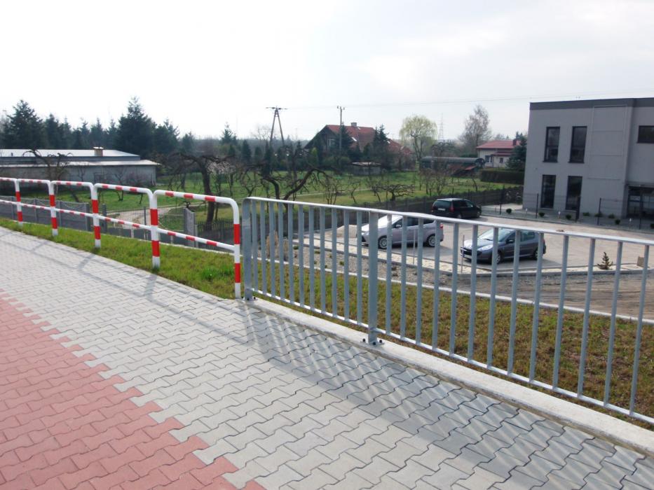 Barierki drogowe przy parkingu