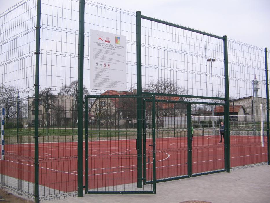 Brama w ogrodzeniu sportowym